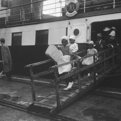 IMMIGRANTS FROM JAMAICA ARRIVE SOUTHAMPTON ON BALMORAL WOMAN & BABY 24 OCTOBER 1961